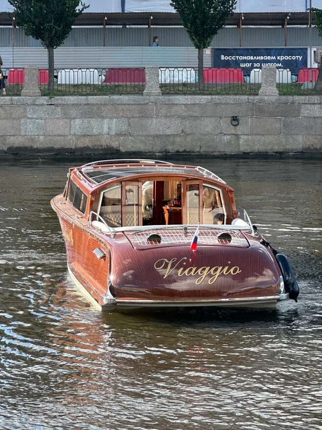 Катер «Виаджо / Viaggio» на воде в Петербурге