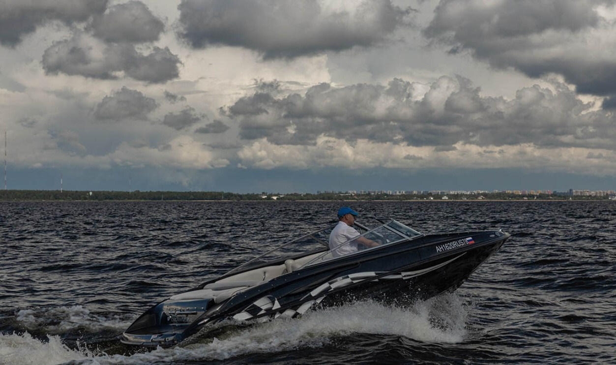 Катер «Черный (Crownline 190 Black)» — экскурсия по Неве и Финскому заливу