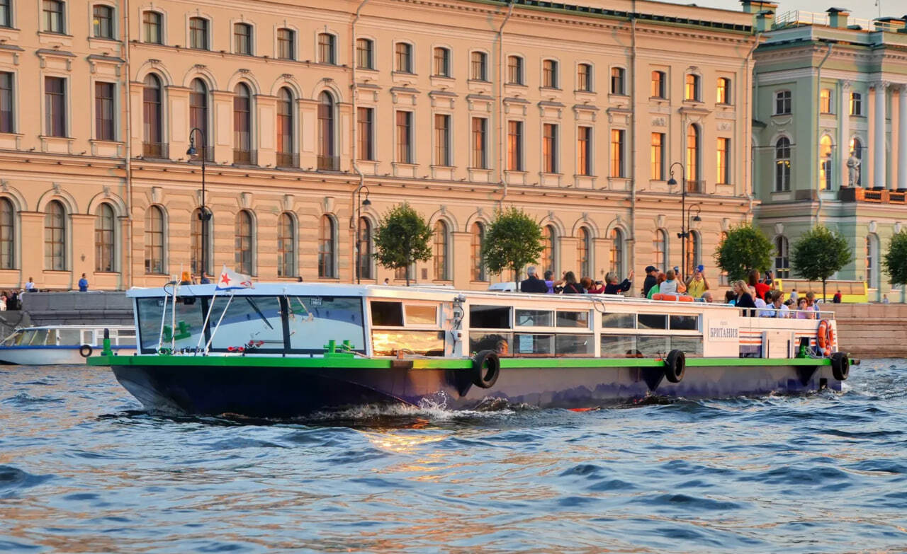 Теплоход «Британия» на воде в Петербурге — фото 16