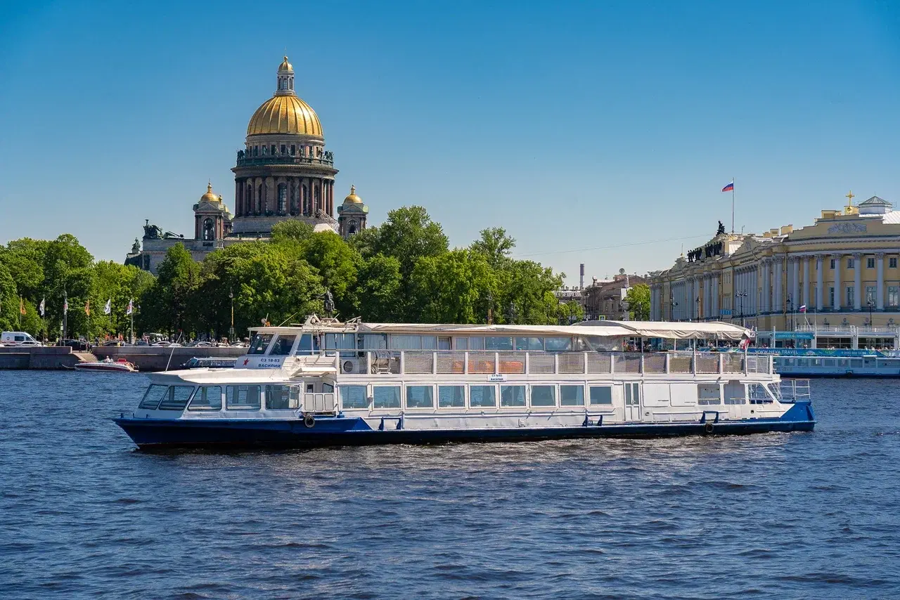 Теплоход «Василий» на воде в Петербурге