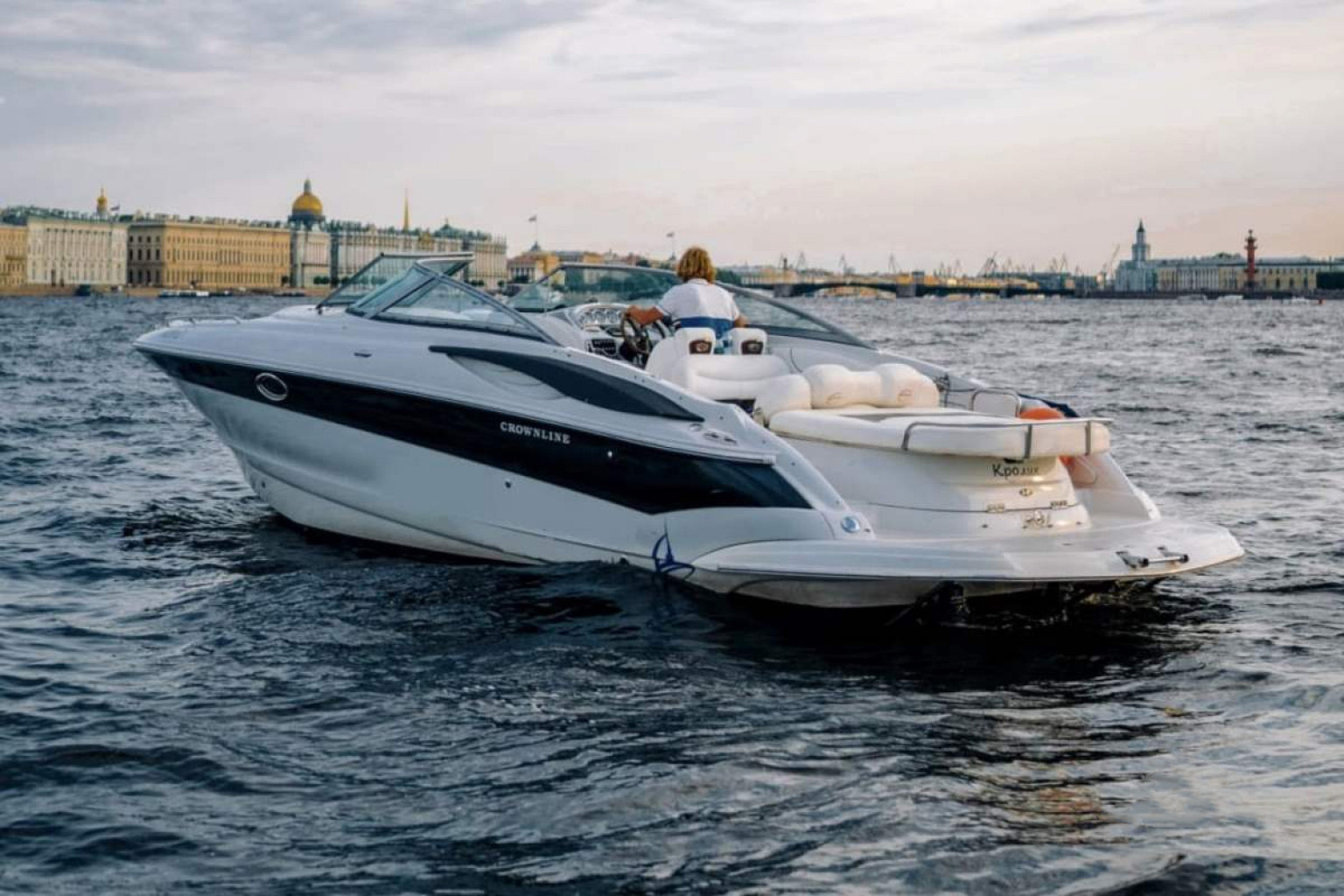 Катер «Кроунлайн» на воде в Петербурге — фото 16