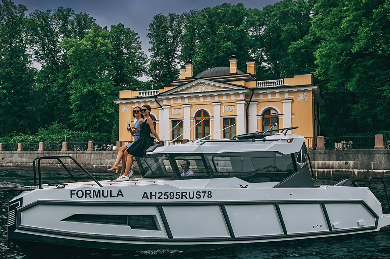 Прокат катера «Формула А8» с капитаном в СПб