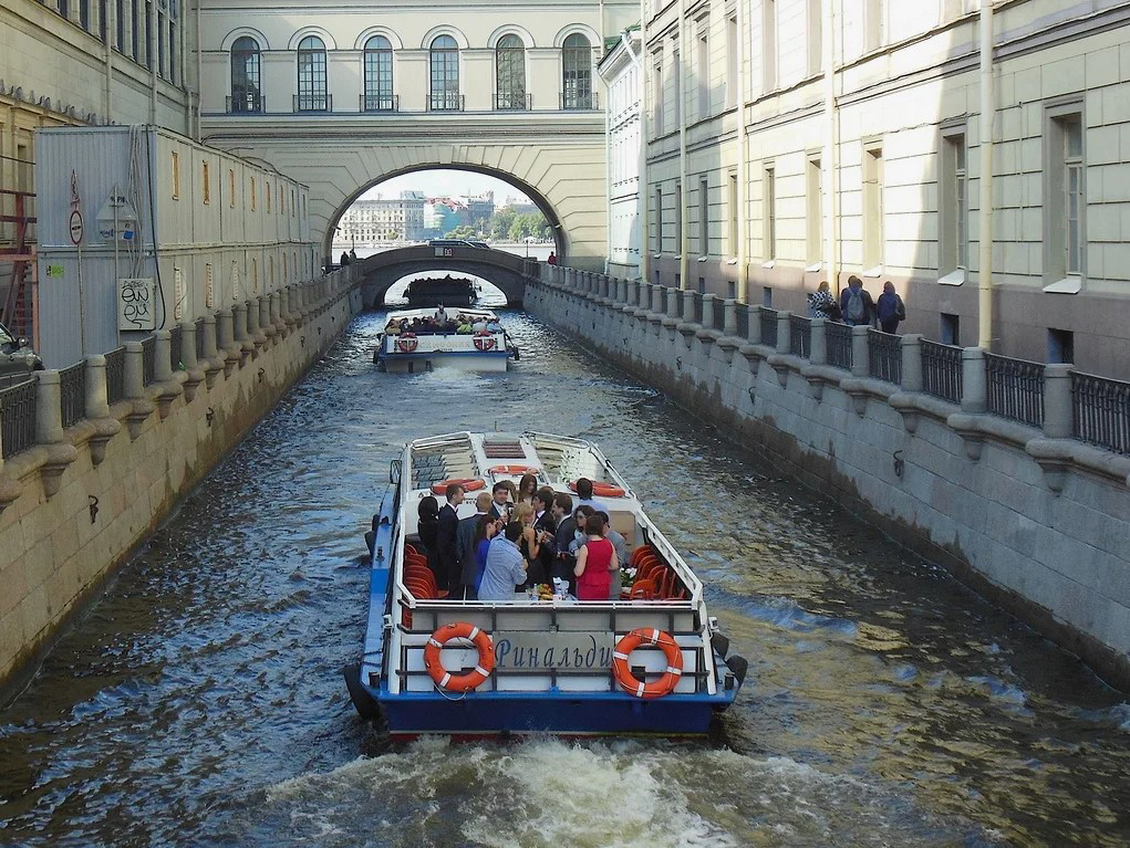 Теплоход «Ринальди» на воде в Петербурге — фото 16