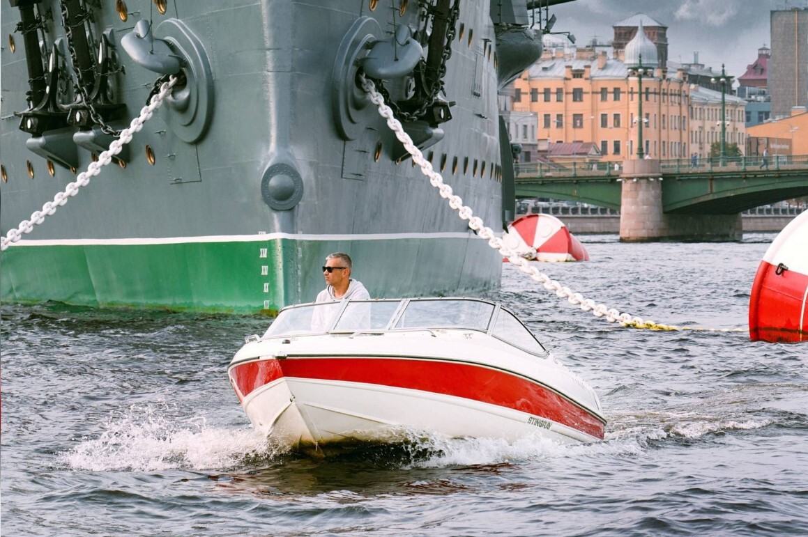 Катер «Стинг 185 (Stingray 185)» на фоне Санкт-Петербурга