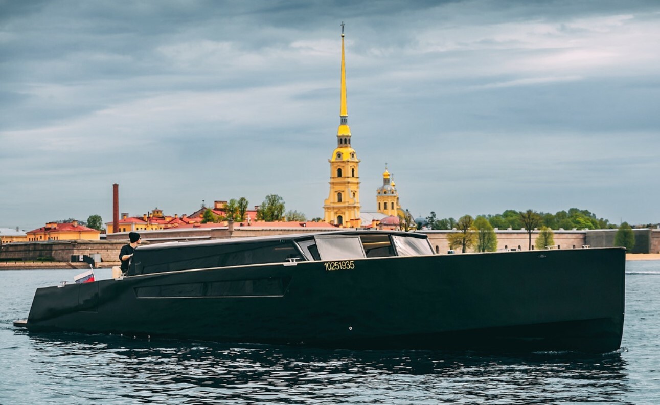Заказать катер «Первый» для водной прогулки
