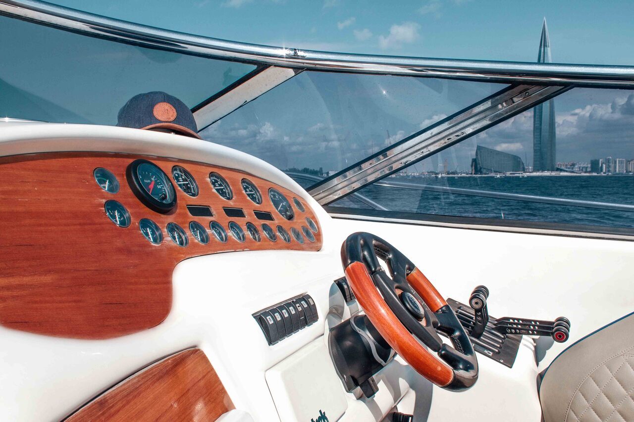 Прогулка на катере «Сансикер Sunseeker 48» по каналам СПб