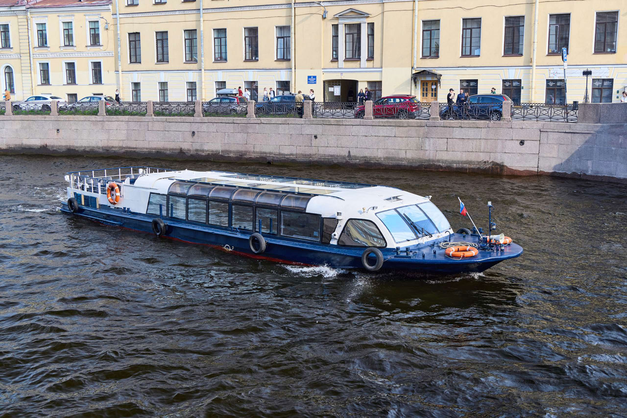 Прокат теплохода «Соната» с капитаном в СПб