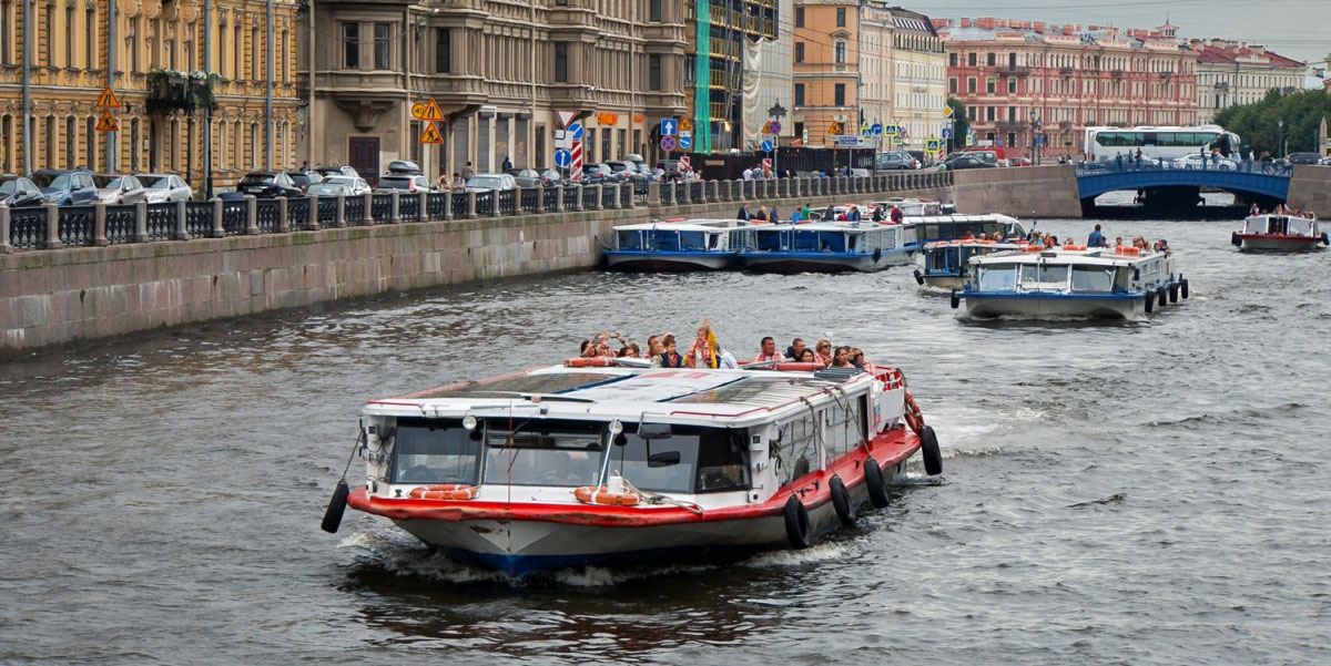 Теплоход «Маргарита» на воде в Петербурге