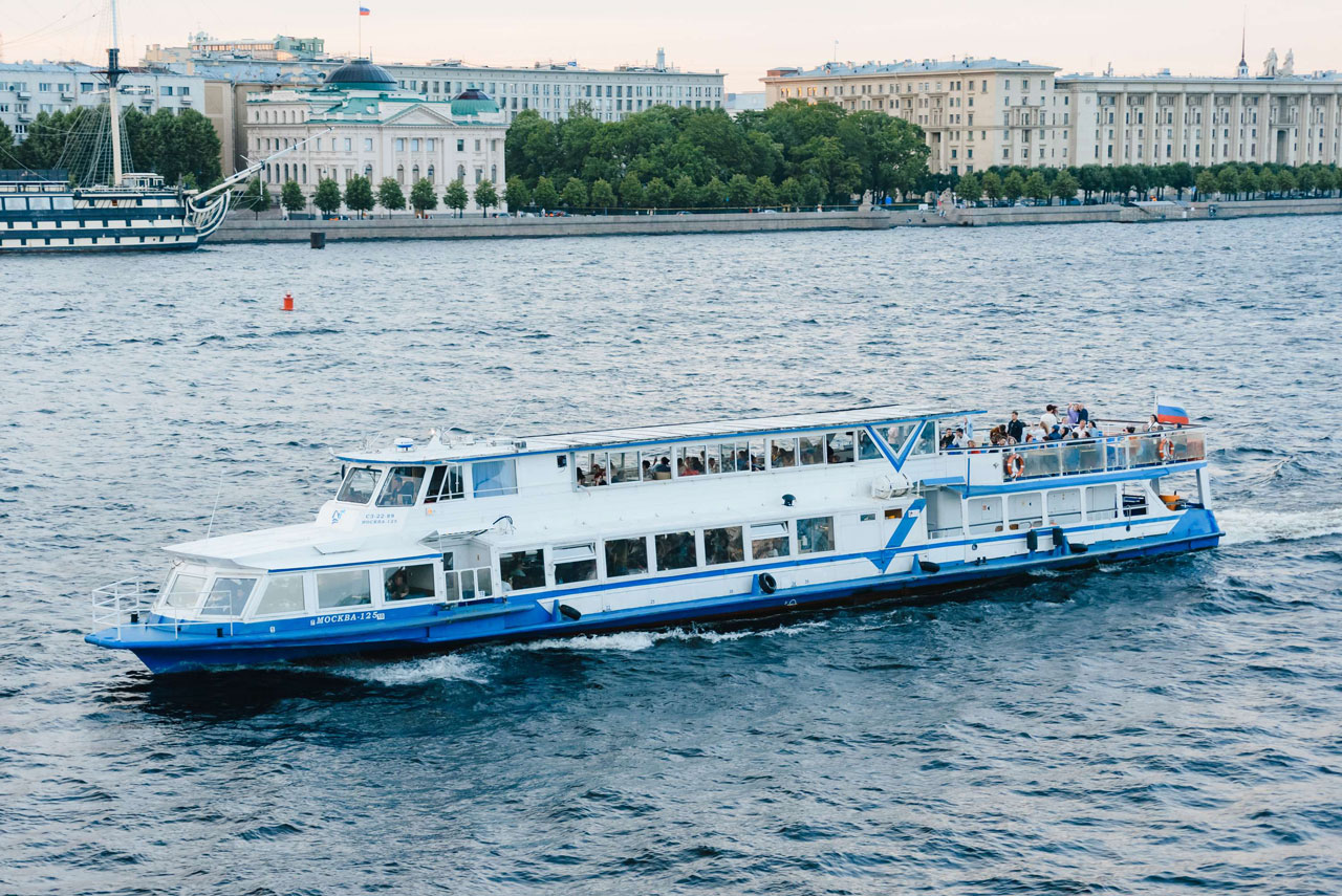 Теплоход «Москва 125» на воде в Петербурге — фото 16