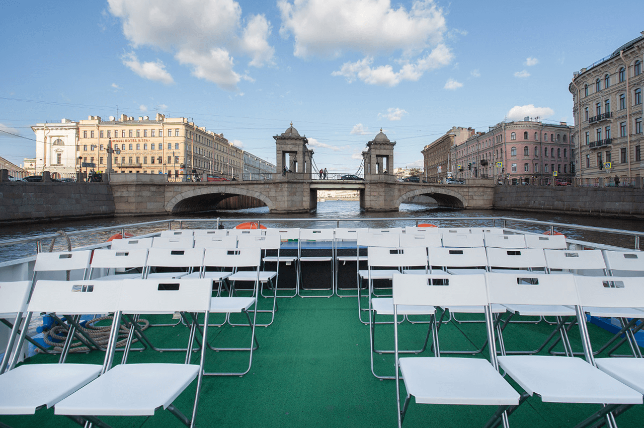 Теплоход «Корсика» на воде в Петербурге