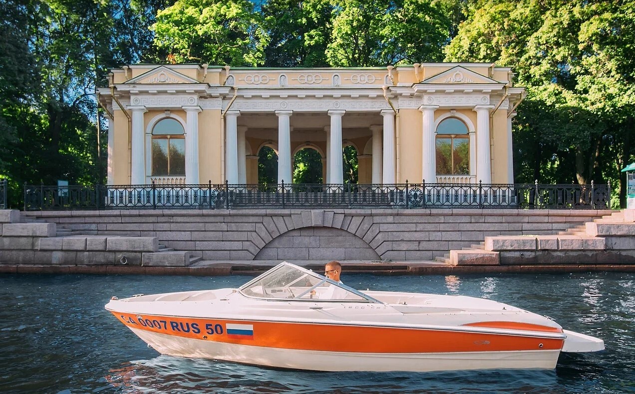 Катер «Артик» на воде в Петербурге