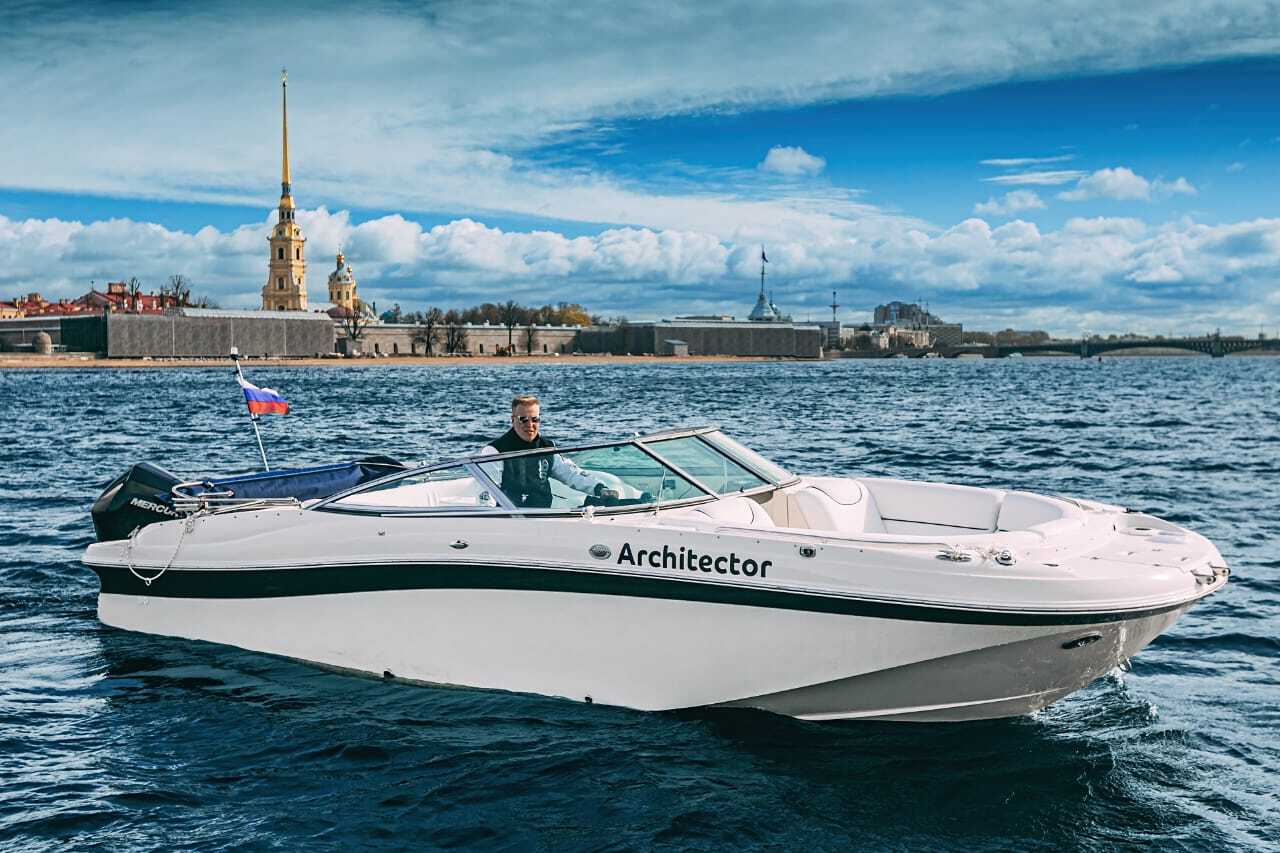Катер «Архитектор» на воде в Петербурге