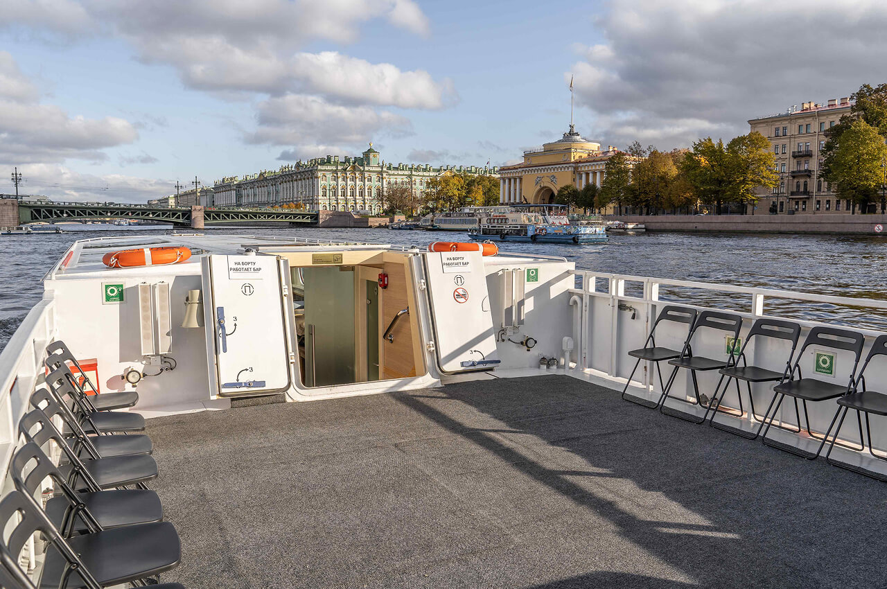 Аренда теплохода «Деметра» для отдыха на воде