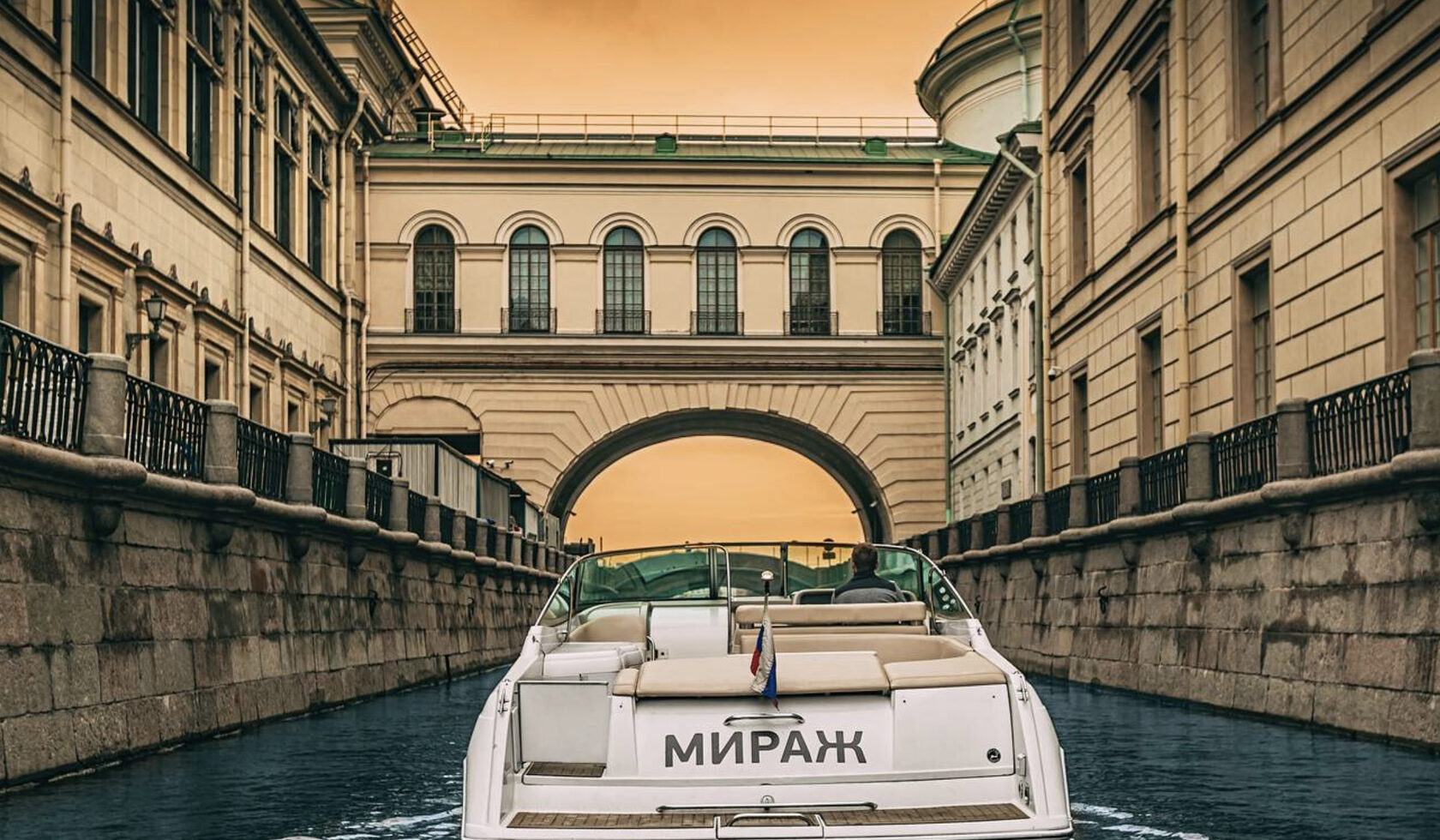 Заказать катер «Мираж» для водной прогулки