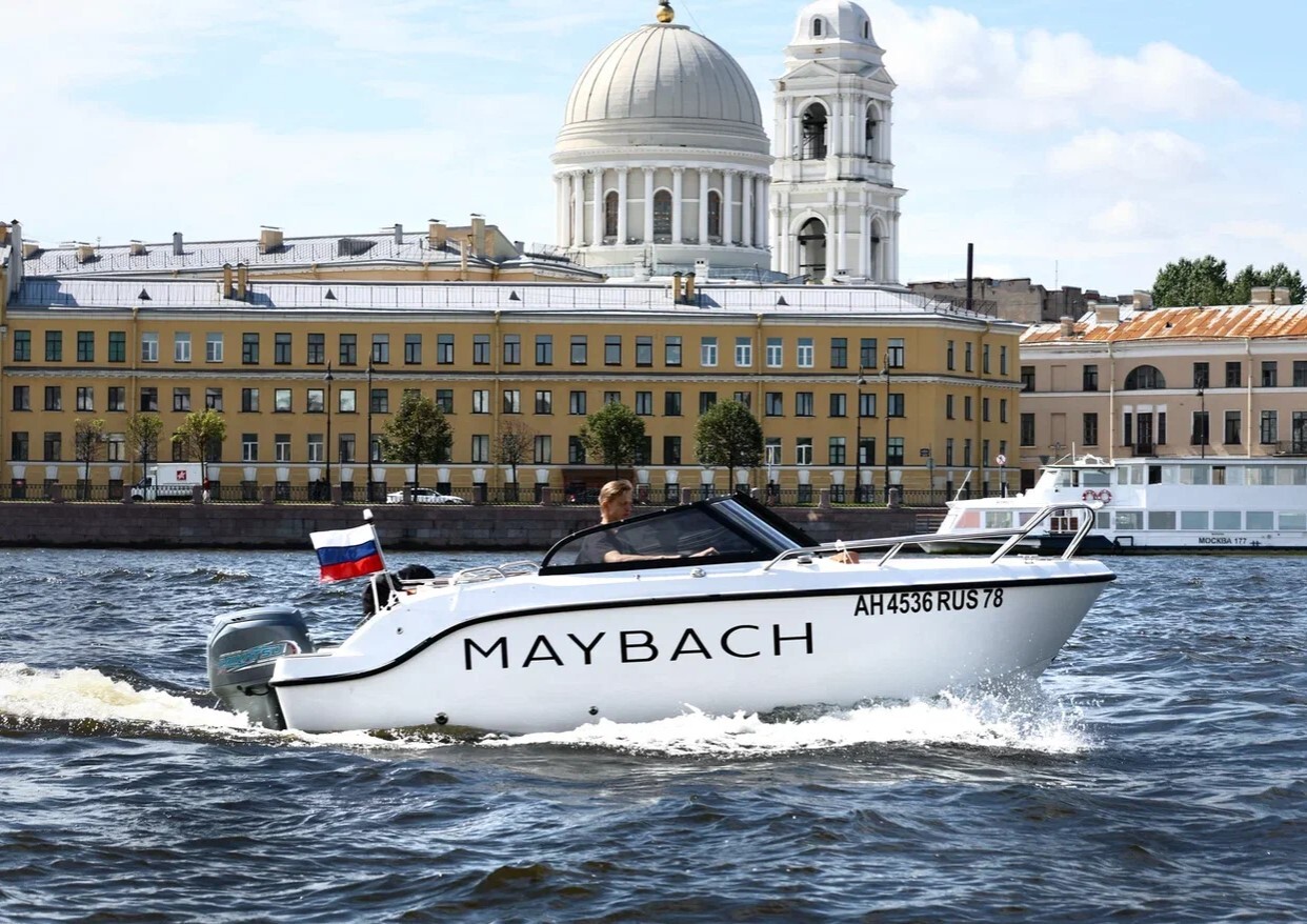 Катер «Майбах» на фоне Санкт-Петербурга