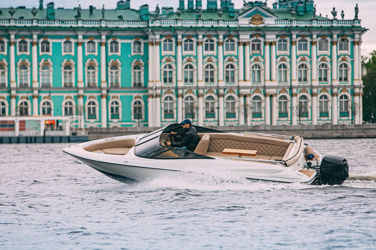 Катер «Норд (Nord)» на воде в Петербурге