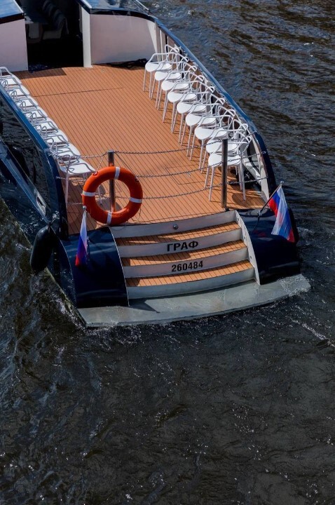 Яхта «Граф» на воде в Петербурге