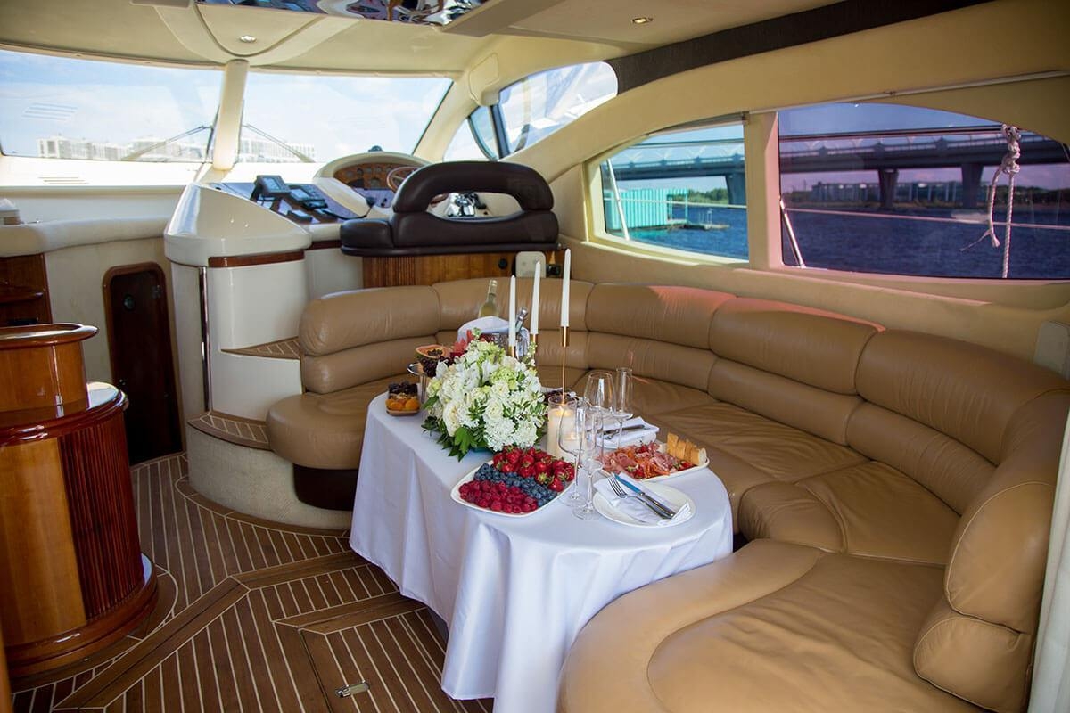 Яхта «Азимут 46 / Azimut 46» — вид с воды