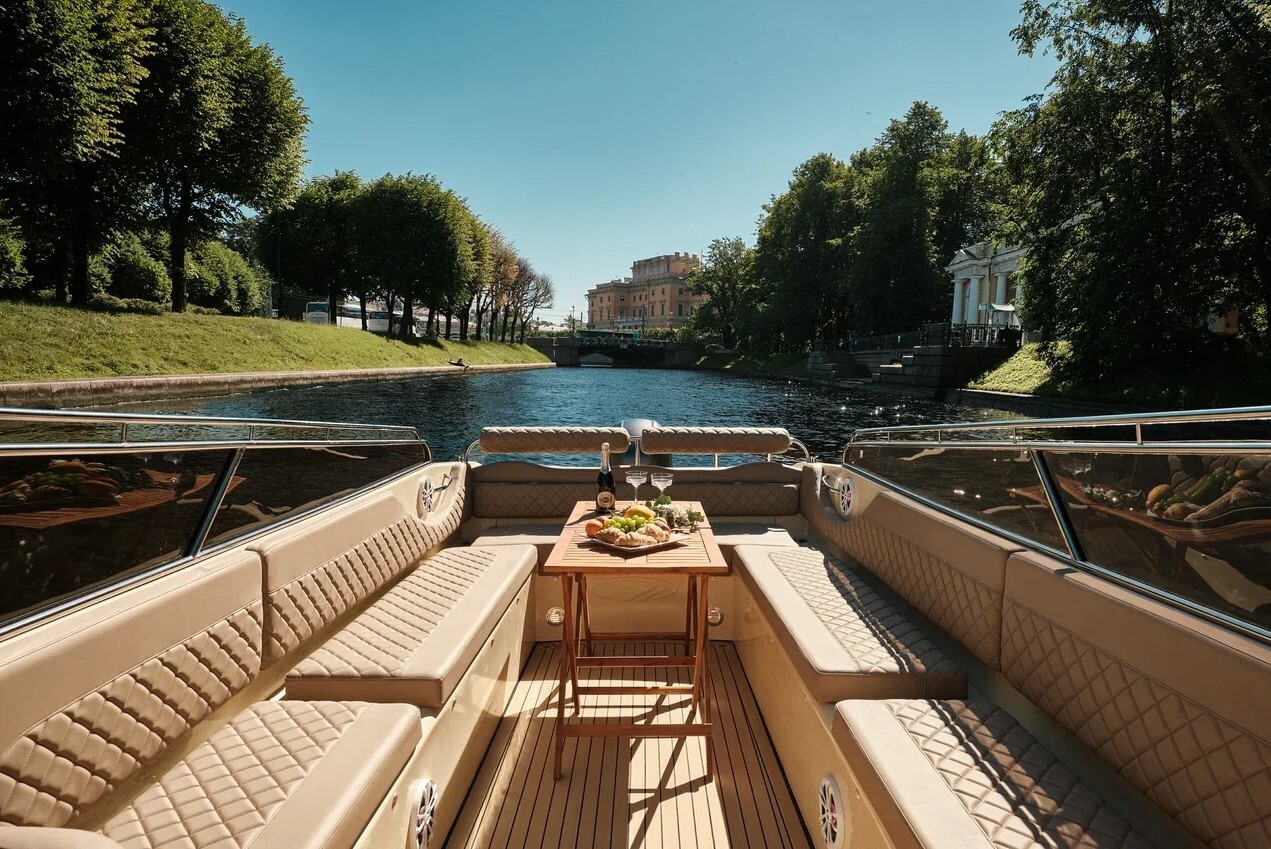 Водная прогулка на катере «Капучино (Cappuccino)» в СПб