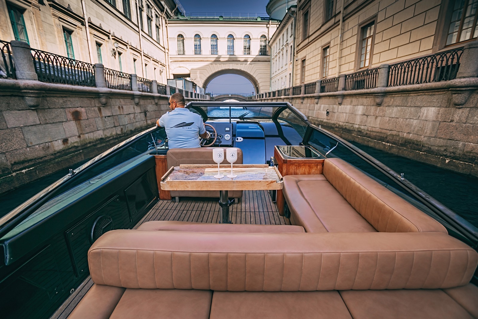 Прогулка на катере «Блэк Боат / Black Boat» по каналам СПб