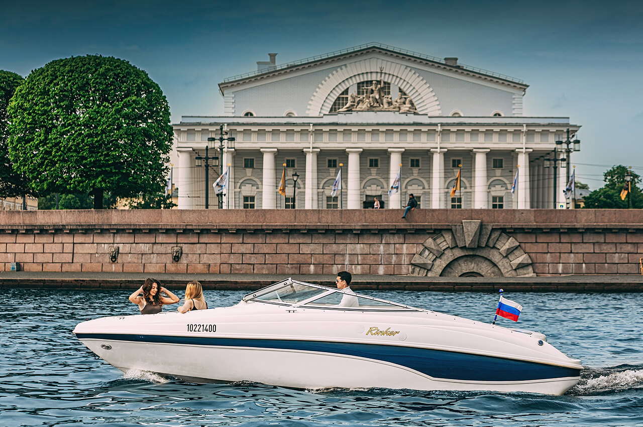 Катер «Ринкер» на воде в Петербурге