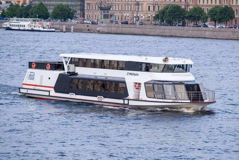 Прокат теплохода «Стрельна» с капитаном в СПб