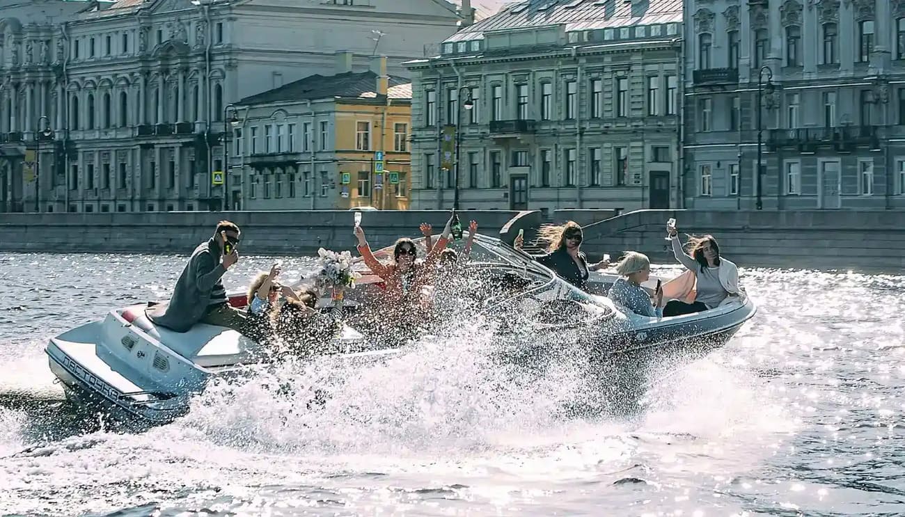 Водная прогулка на катере «Ласточка» в СПб