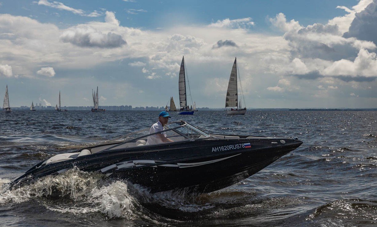 Заказать катер «Черный (Crownline 190 Black)» для водной прогулки