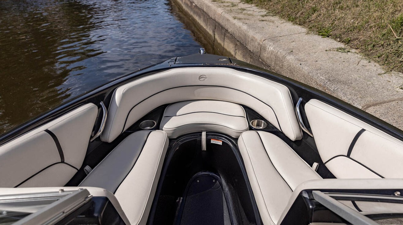 Аренда катера «Черный (Crownline 190 Black)» в Санкт-Петербурге — фото 13