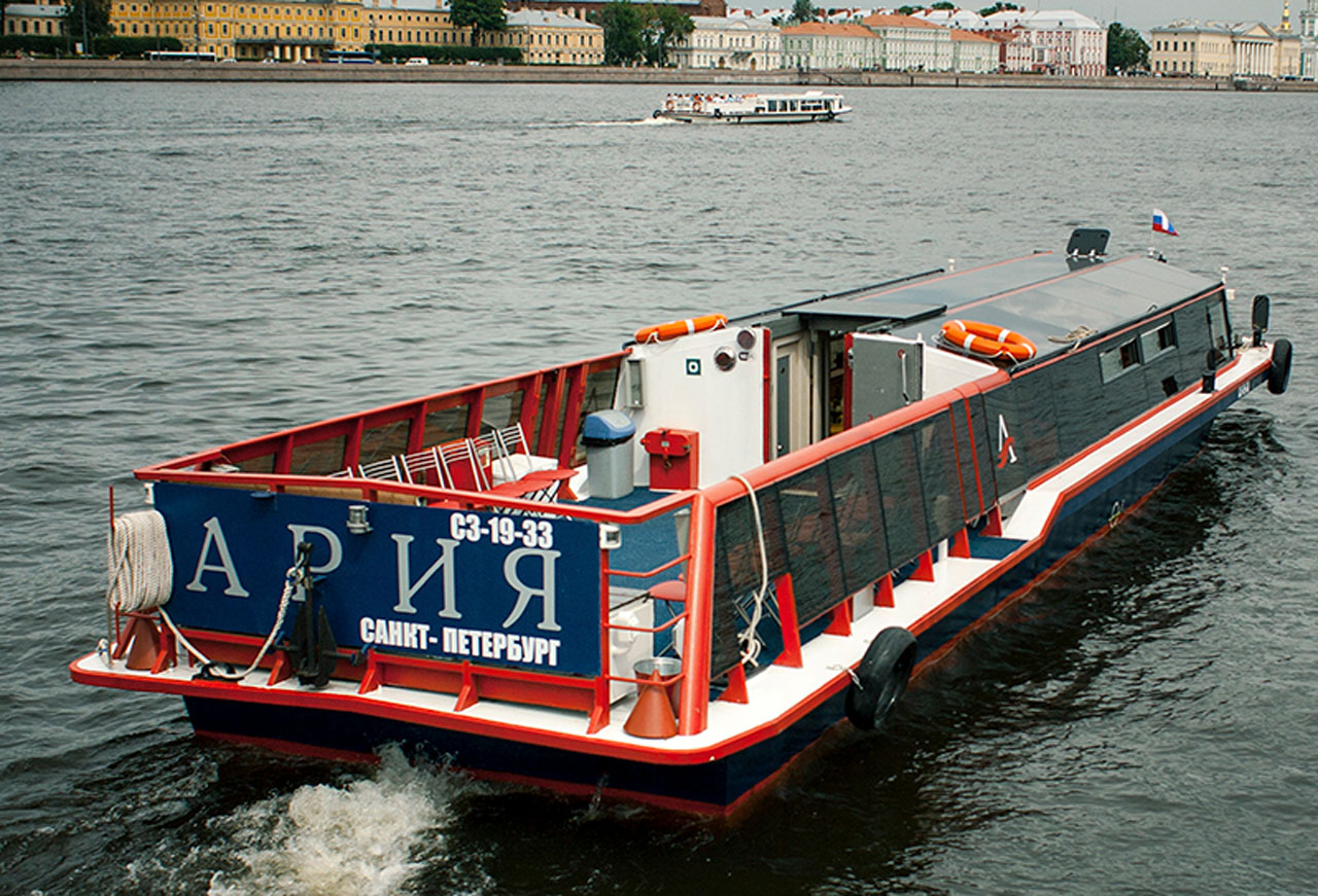 Теплоход «Ария» на воде в Петербурге