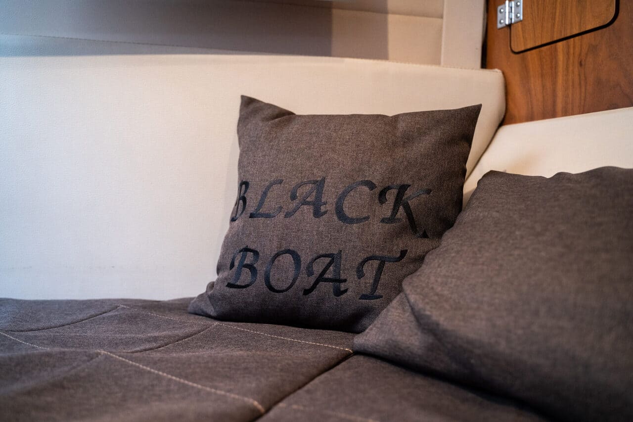 Катер «Блэк Боат / Black Boat» — экскурсия по Неве и Финскому заливу