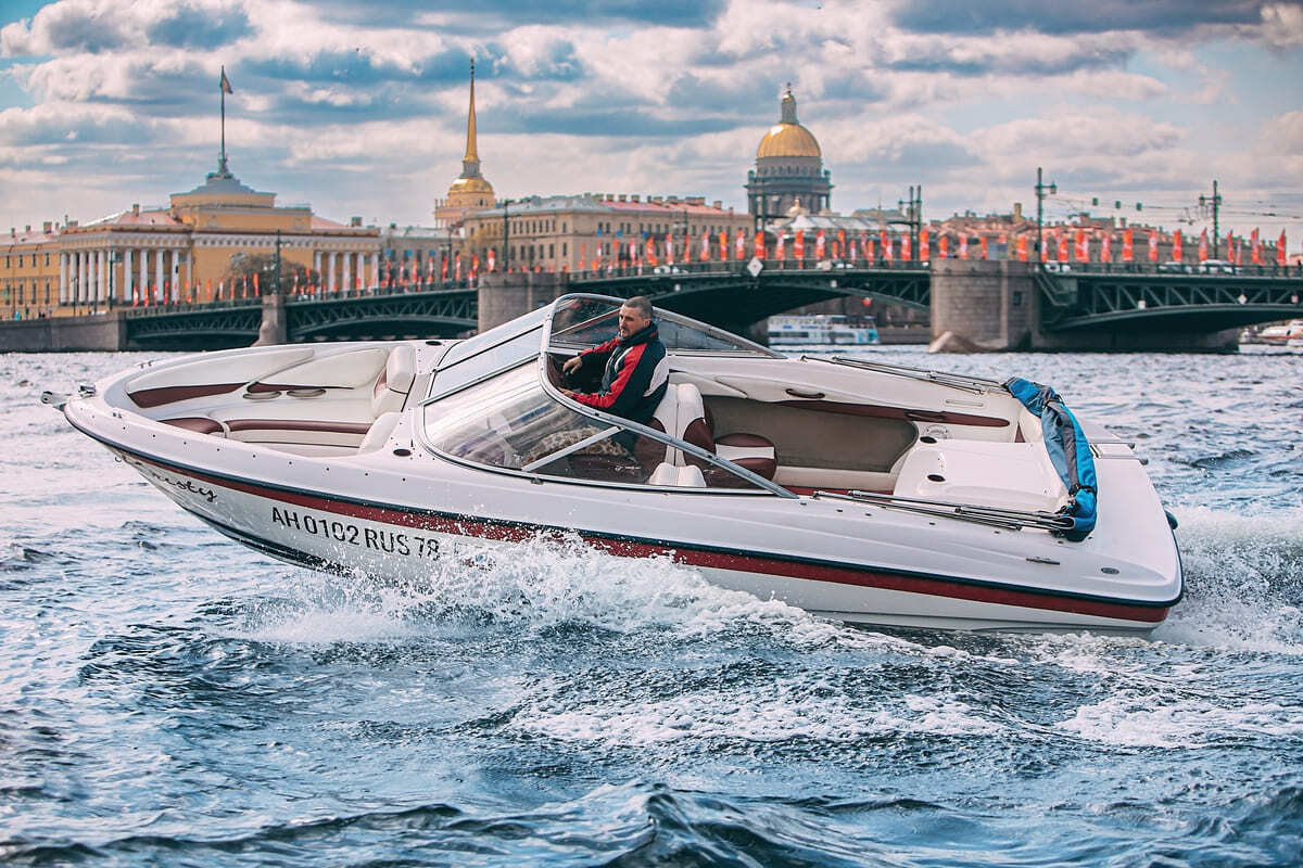 Аренда катера «Кристи» в Санкт-Петербурге