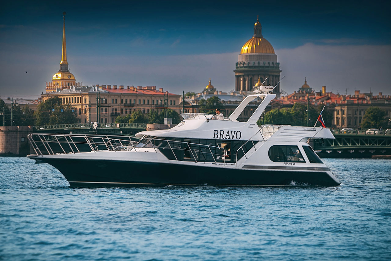 Яхта «Браво (Bravo)» на воде в Петербурге — фото 16