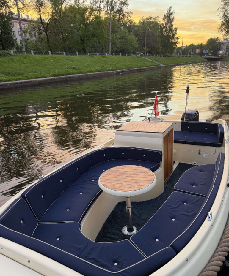 Водная прогулка на катере «Венецианец» в СПб