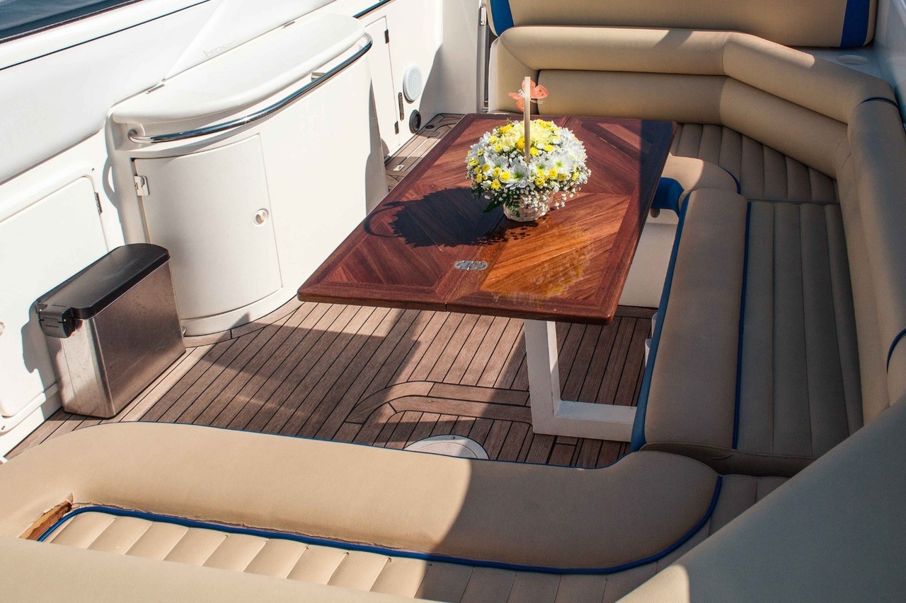 Катер «Сансикер Sunseeker 48» на фоне Санкт-Петербурга