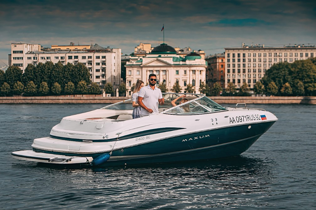 Катер «Варадеро» на воде в Петербурге