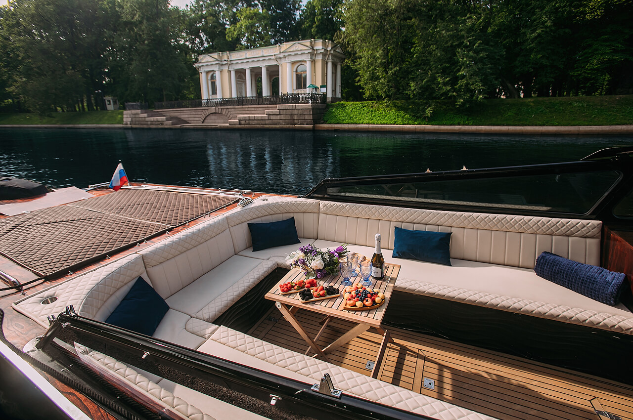 Катер «Блэкберри» на воде в Петербурге