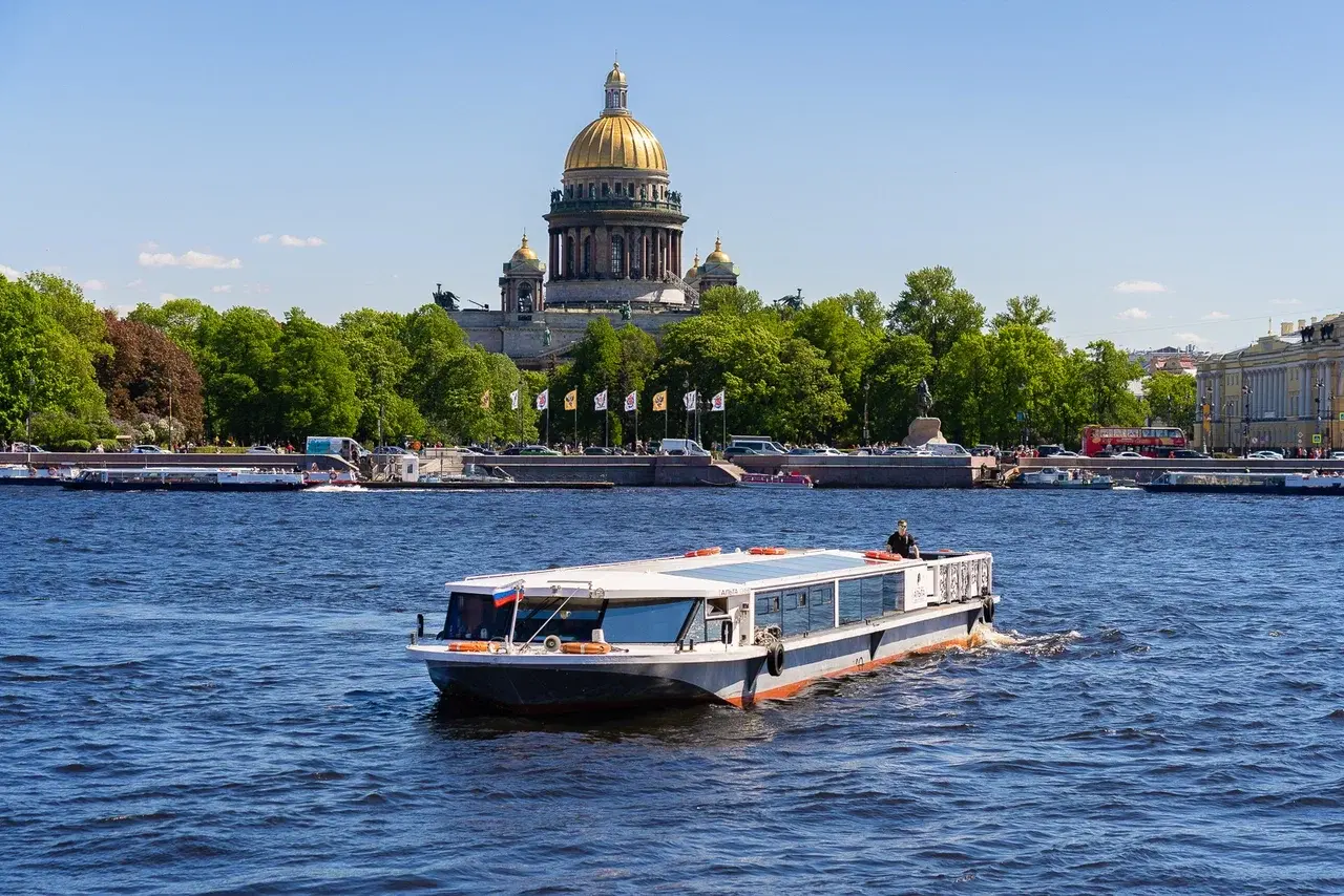 Аренда теплохода «Альта» для отдыха на воде