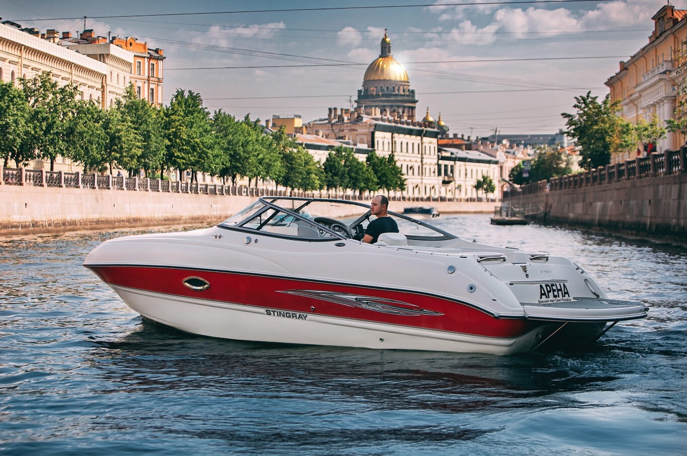 Катер «Арена» на воде в Петербурге