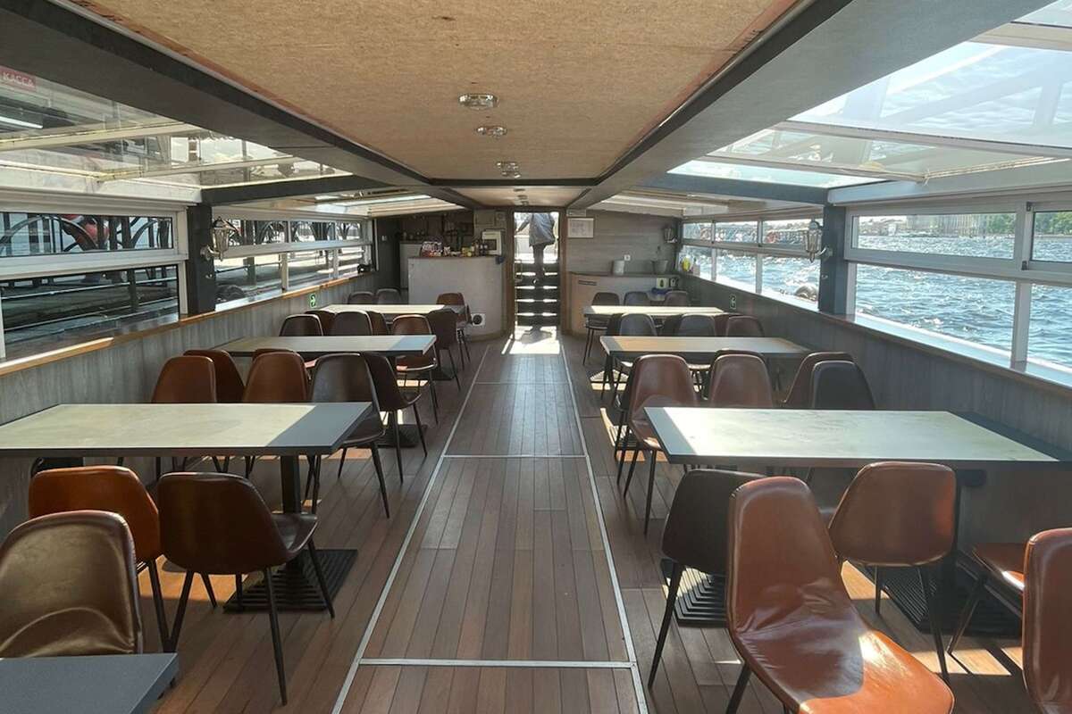 Теплоход «Молекула» на воде в Петербурге