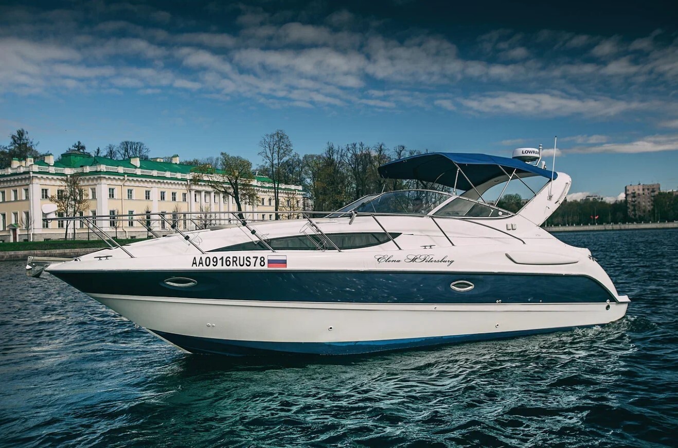 Катер «Елена» на воде в Петербурге