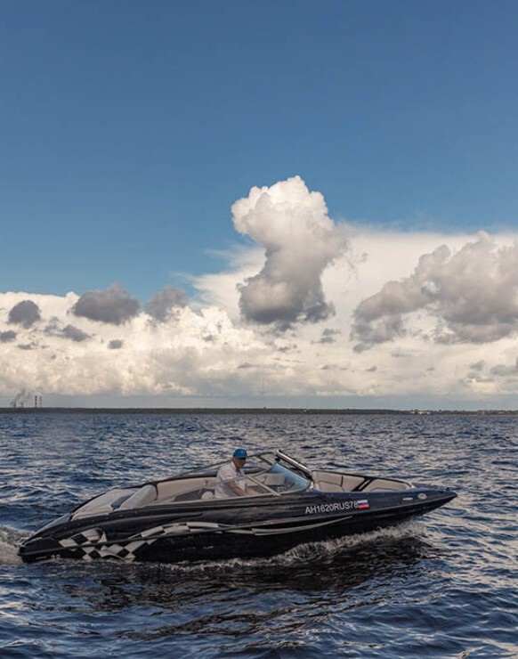 Катер «Черный (Crownline 190 Black)» на воде в Петербурге
