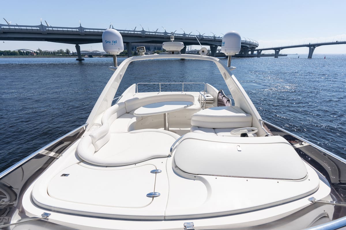 Прокат яхты «Азимут 55 / Azimut 55» с капитаном в СПб