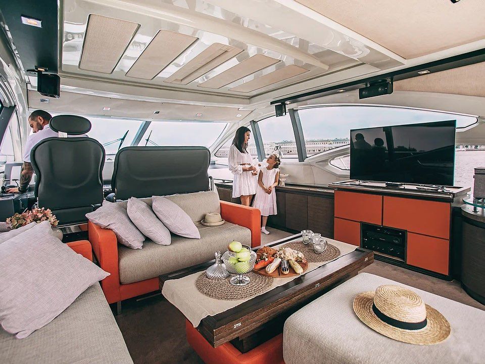 Яхта «Azimut 62» на фоне Санкт-Петербурга