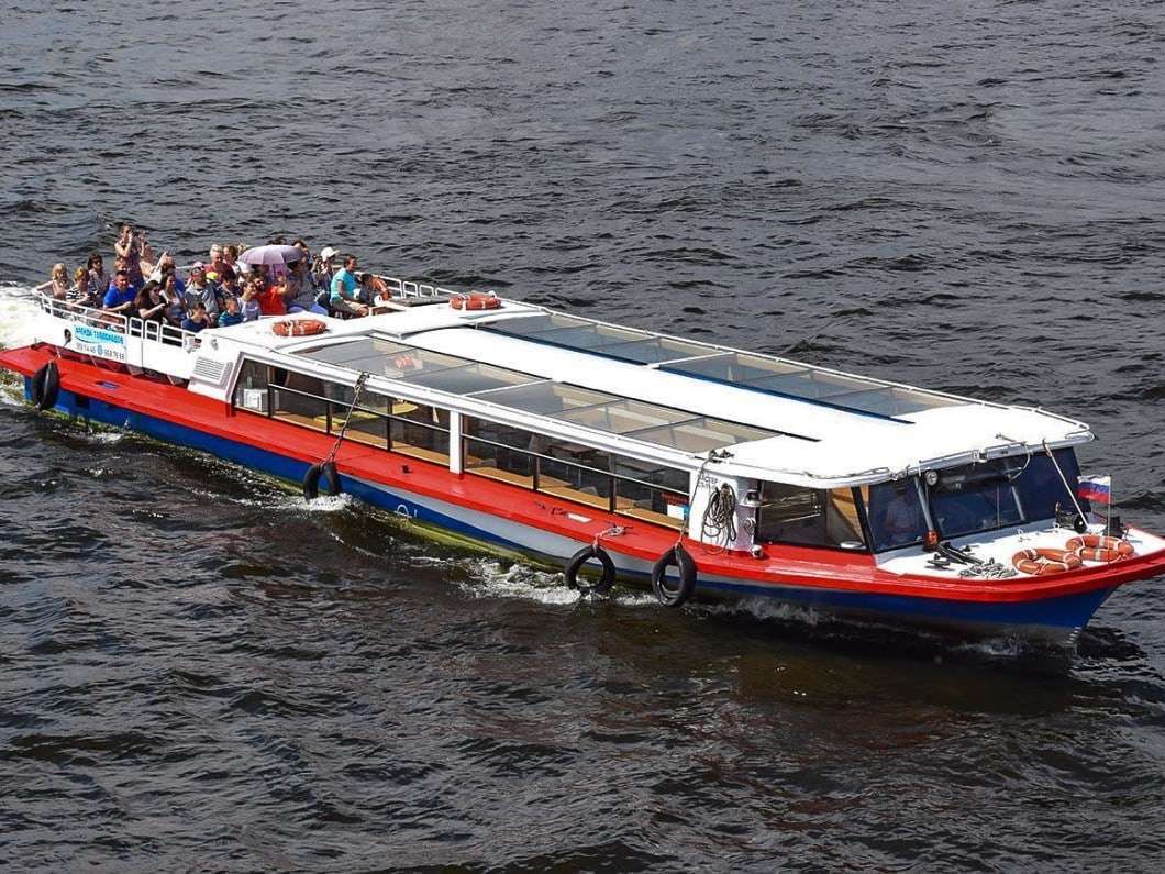 Теплоход «Ромео» на воде в Петербурге