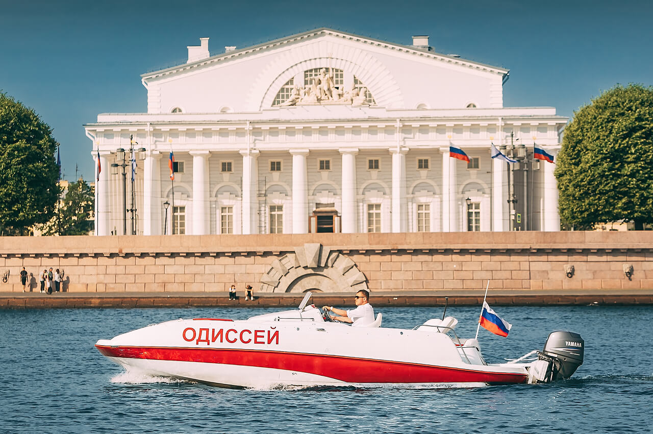 Катер «Одиссей» на воде в Петербурге