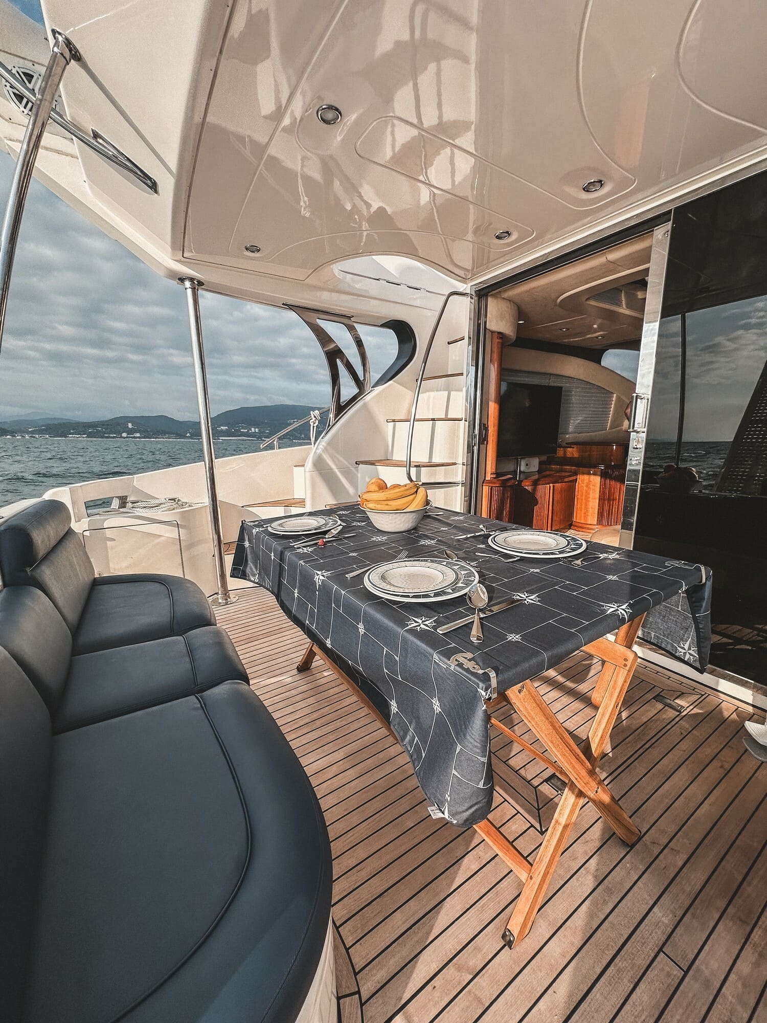 Яхта «Азимут 46 / Azimut 46» — экскурсия по Неве и Финскому заливу