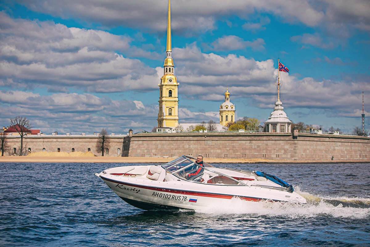 Катер «Кристи» на воде в Петербурге