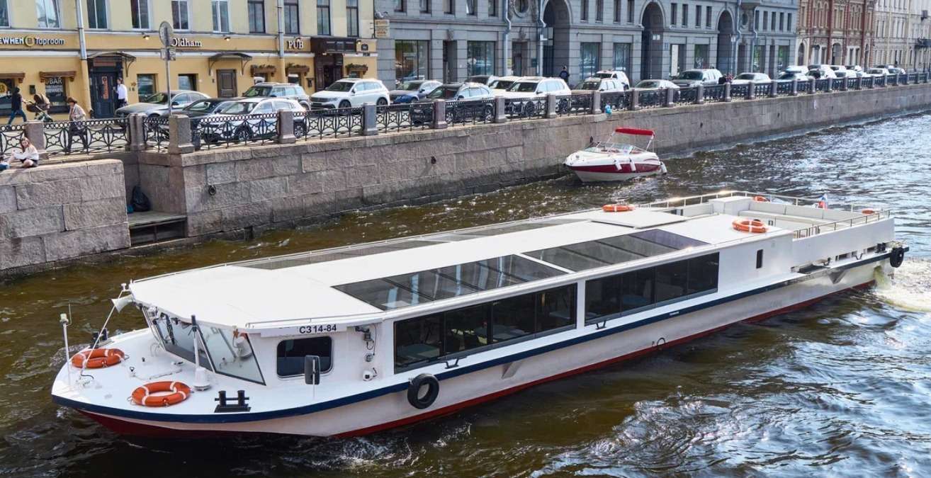 Прокат теплохода «Мелодия» с капитаном в СПб