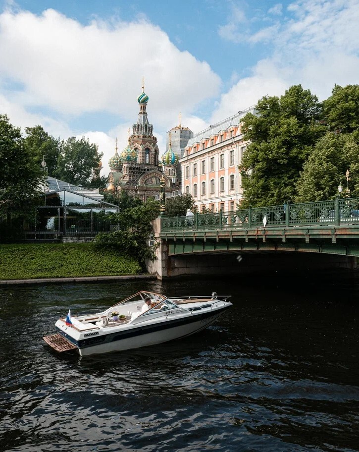 Катер «Князь» на воде в Петербурге